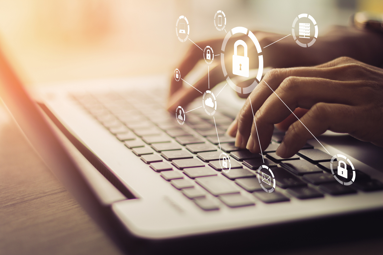 Sistemisti professionisti del settore IT al lavoro sulla sicurezza delle infrastrutture informatiche